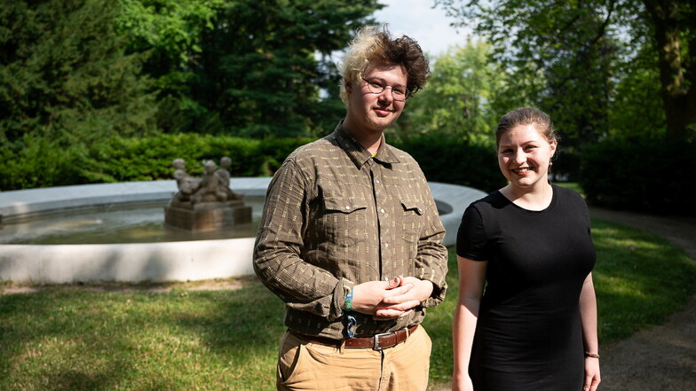 Andreas Stock und Lea Ziesler vor dem "Viathea-Wunschbrunnen" im Stadtpark, wohin das Viathea wieder zum großen Picknick einlädt. Die beiden Studenten organisieren das Festival mit.