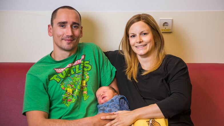 Tobias Stumpfhauser und Ann-Kristin Kästner halten Fritz in ihren Armen. Der Junge kam am Montag zur Welt und ist das 1.000. Baby im Dresdner Uniklinikum in diesem Jahr.