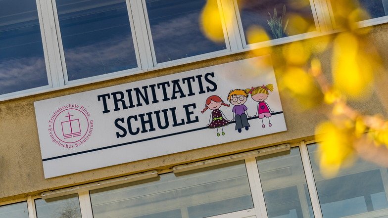 Der Eingang zur Trinitatisschule in Riesa.