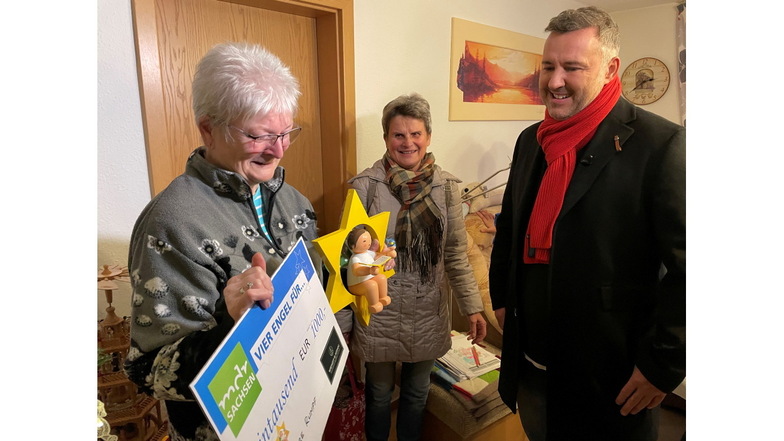 Hannelore Rumpf (links) bekam jetzt einen Engel und 1.000 Euro Preisgeld vom MDR-Reporter Silvio Zschage. Auch ihre Freundin Renate Prenzel war dabei.