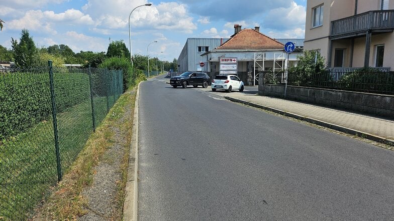 Blick auf die Christian-Keimann-Straße in Zittau vor Kaufland und die westliche Zufahrt zum Markt. Der Bereich ist ab Montag gesperrt.