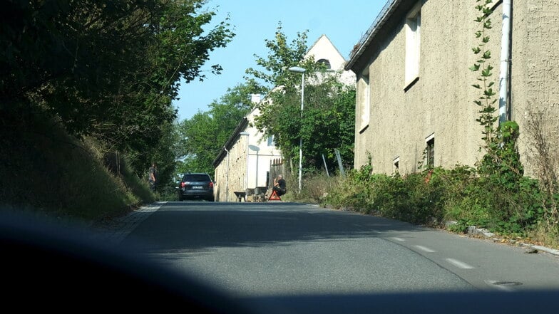 Eng ist es an der Straße Dobritzer Berg. Anwohner beklagen, dass sich viele Autofahrer hier nicht an die geltende Tempobegrenzung einhalten. Ein kurzfristiger Blitzer-Einsatz soll Abhilfe schaffen.