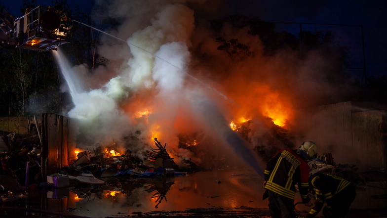 Ein spektakuläres Foto von einem Müllbrand an der Industriestraße in Coswig, entstanden im Jahr 2019. Die Feuerwehr präsentiert sich unter anderem mit solchen Aufnahmen in den sozialen Medien.