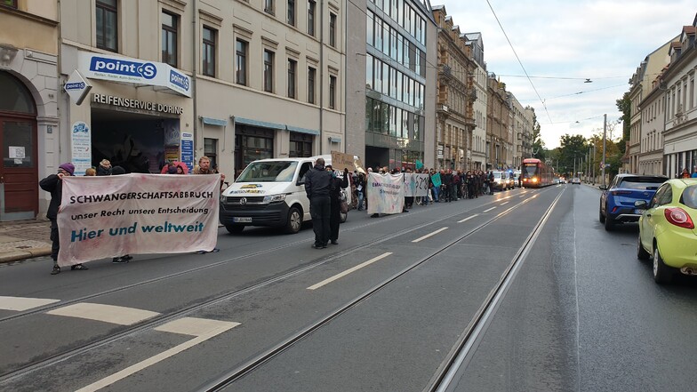 Demo behindert Verkehr auf der Bautzner Straße in Dresden