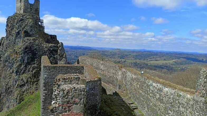Besserer Ausblick von Burg Trosky und neue Ausstellung im Schloss Frydlant