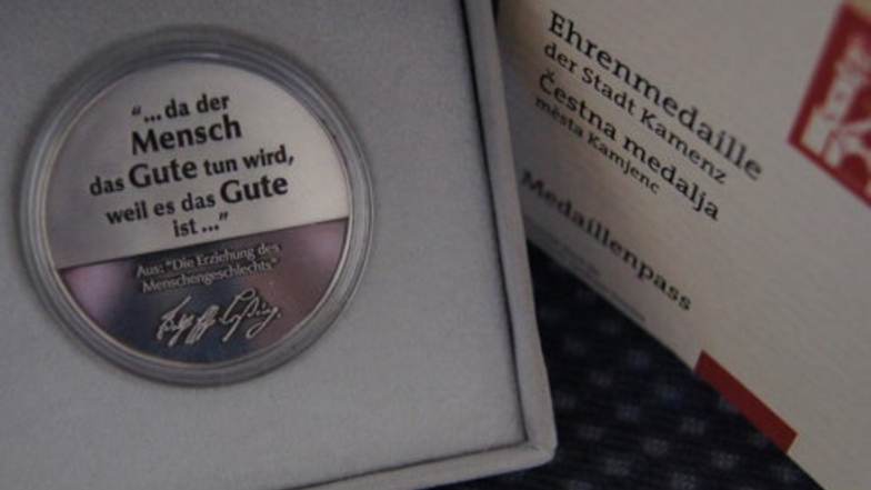 So sieht die Ehrenmedaille aus, die die Stadt Kamenz an verdienstvolle Bürger vergibt.