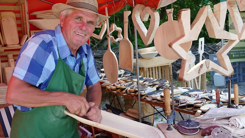 Arno Klähr aus Vetschau (also ein Niederlausitzer!) freute sich über seinen ersten Marktauftritt mit Holz-Produkten nach langer Zeit – und ohne Maske.