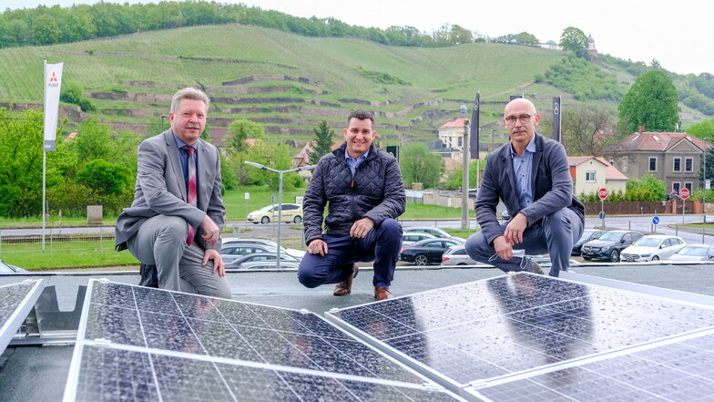 OB Bert Wendsche (parteilos), Stadtwerke-Projektmanager Stephan Buffi und Autohaus-Geschäftsführer Michael Lauke neben den neuen Photovoltaikplatten auf dem Dach.