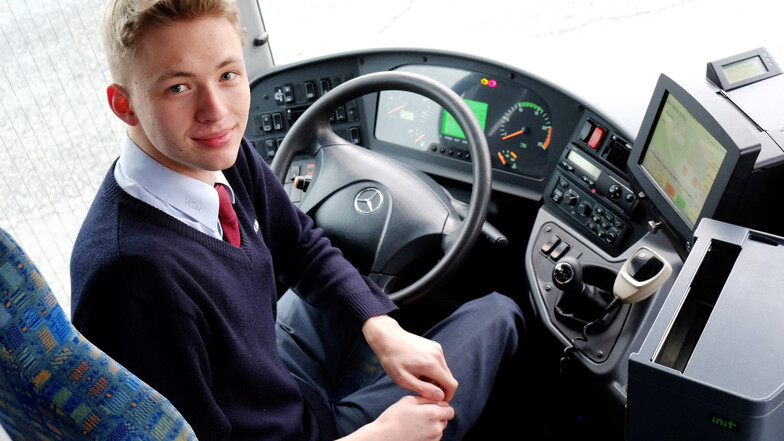Tino Kutzner ist mit noch 19 Jahren einer der jüngsten Busfahrer im Elbland. „Es ist eher Berufung als Beruf“, sagt er.