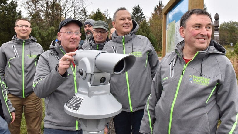 Letztes Jahr weihten die Mitglieder des Wettervereins ein neues Fernrohr nahe der Wetterstation Zinnwald ein.
