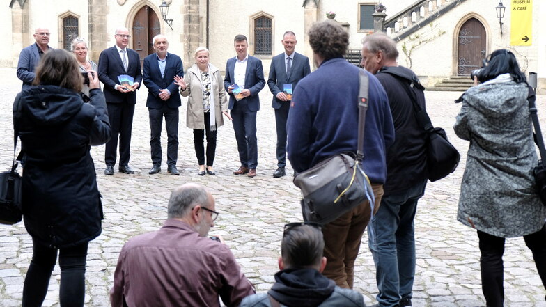 Die Festspielgemeinschaft stellte am Donnerstag das Programm für die "Neuen Burgfestspiele Meißen" vor. Landrat Ralf Hänsel (re.) und Bürgermeister Markus Renner (2.v.r.) waren auch dabei.