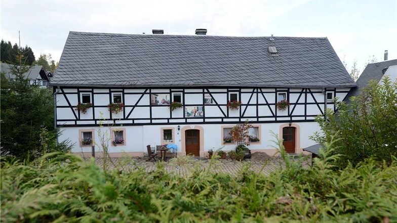 Das Haus Rosen ist eines der ältesten Häuser von Oberbärenburg. Die Fassade ziert eine schöne Malerei.