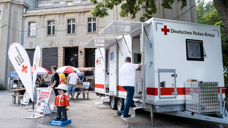 Ein mobiles Impfteam des Deutschen Roten Kreuzes wartete am Sonnabend vor der Görlitzer Stadthalle auf Impfwillige.