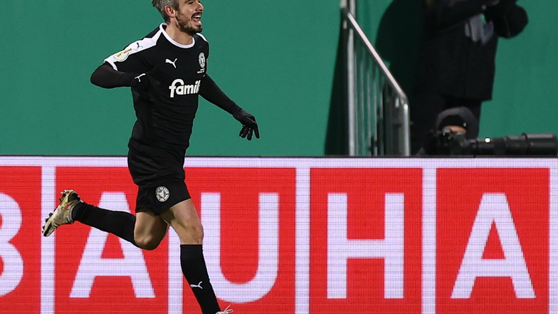 Fin Bartels erzielt das zwischenzeitliche 1:1 für Holstein Kiel gegen den FC Bayern, macht mit seinem Elfmeter den Pokal-Sensation perfekt - und hat mit einem anderen Tor die ARD-Zuschauer begeistert.