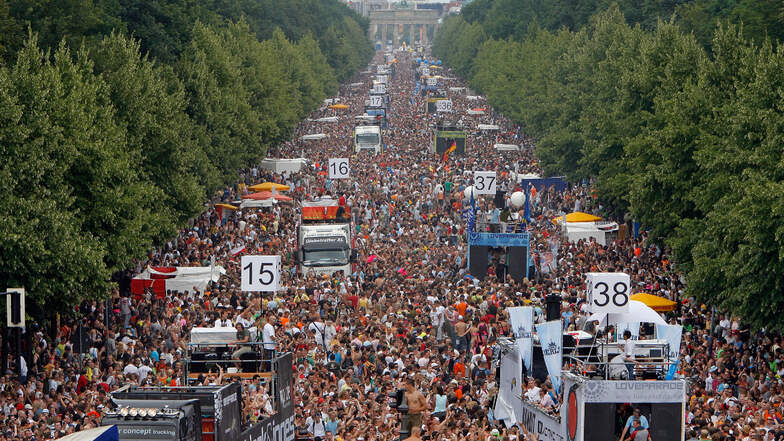 2006, Berlin: Hunderttausende Raver tanzen auf der Straße vor dem Brandenburger Tor in Berlin zu hämmernden Bassrhythmen auf der Love Parade.