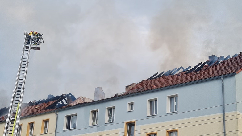Teile des Dachstuhles sind bereits niedergebrannt.