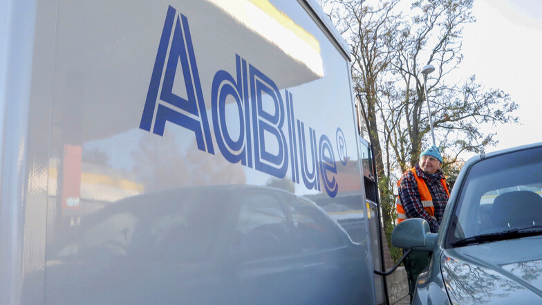Die Agip-Tankstelle an der B6 in Löbau ist eine von nur zwei Anbietern von AdBlue aus der Zapfsäule. Der Zapfhahn für Lkw passt aber nicht in alle Pkw-Typen.