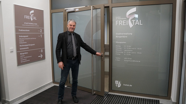Oberbürgermeister Uwe Rumberg lädt die Freitaler am 28. Oktober zur offiziellen Eröffnung ins neue Bürgerbüro im Bahnhof Potschappel ein.