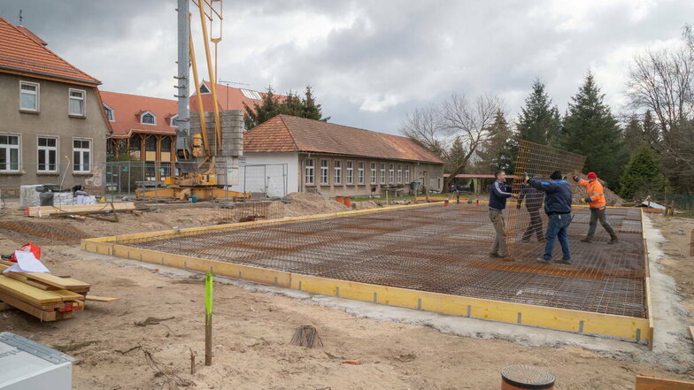 Am Freitag soll die Bodenplatte für das neue Unterrichtsgebäude an der Comeniusschule in Mücka gegossen werden. Künftig findet darin der WTH-Unterrich statt.
