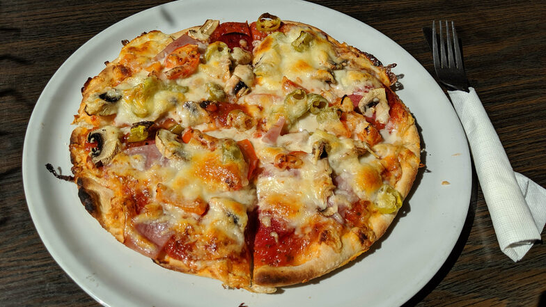Die Pizza Vier Jahreszeiten im Melisa Kebab-Haus schmeckt wie bei einem guten Italiener.