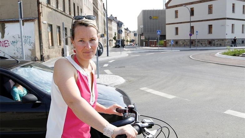Auf dem Fahrrad im Kreisverkehr unterwegs: Redakteurin Daniela Pfeiffer.
