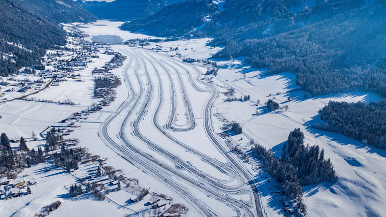 Der 6,5 Quadratkilometer große Weißensee in 930 Metern Höhe friert ab Mitte Dezember zuverlässig zu.