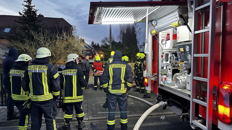 Oft werden die Feuerwehrleute aus der Gemeinde Hähnichen zu Unfällen gerufen. Aber auch zu Bränden wie im Februar  (Archivfoto) rücken sie aus. Jetzt baut die Gemeinde Hähnichen die Löschwasserversorgung aus.