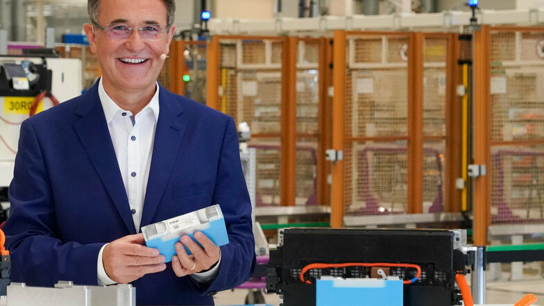 Hans-Peter Kemser, Leiter BMW Werk Leipzig, präsentiert das Modell eines Elektromoduls. Das Leipziger Werk plant ab 2021 den Beginn der Fertigung von Elektromodulen für ihre Elektrofahrzeuge.