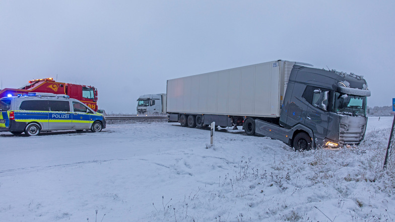 Zahlreiche Unfälle und Verkehrschaos nach Schneefall in Sachsen
