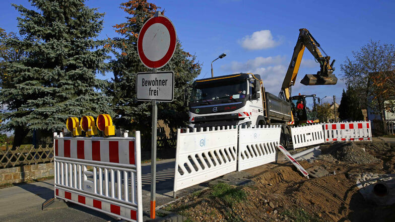Noch immer wird an der Straße im Oßlinger Ortsteil Milstrich gebaut. Sie sollte eigentlich im Oktober fertig sein.