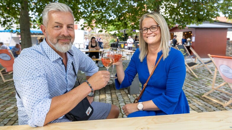 Pünktlich um 17 Uhr haben es sich Axel Zuzek (links) und Nicole Adam mit einem Glas trocken Rosé-Wein beim Sommerflair in Großenhain gut gehen lassen.