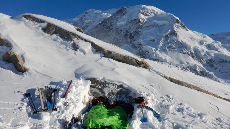 Ein Nachtlager auf mehr als 4.600 Metern Höhe: Elias Betka beim Probeschlafen für die Pamir-Expedition auf der Dafourspitze in den Walliser Alpen.