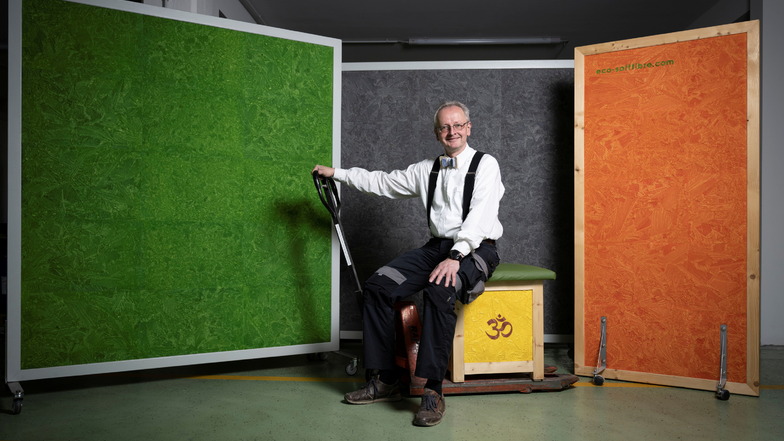Der Hocker, auf dem Bernd Wacker in der eco.Softfibre GmbH sitzt, ist auch ein Bassabsorber. Das Möbel aus Holz, Holzwolle und Bioschaumstoff könnte für Yogastudios und in der Klangschalentherapie interessant sein - darum das Meditationszeichen "Om".