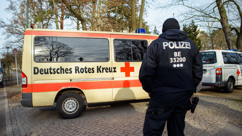 Fahrzeuge des Deutschen Roten Kreuzes (DRK) fahren unter Polizeischutz auf das Gelände der DRK Kliniken Berlin-Köpenick. In dem Klinikum werden 20 deutsche Rückkehrer aus der mit dem Coronavirus stark infizierten Region Wuhan unter Quarantäne gestellt.