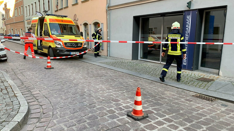 Tiefgaragen-Einfahrt an der Langen Straße in Pirna: Hinter der Glaswand geschah der tödliche Unfall.