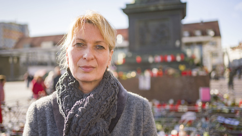 Silke Hoffmann-Bär, Opferbeauftragte der Stadt Hanau, steht auf dem Marktplatz am Denkmal der Brüder Grimm.