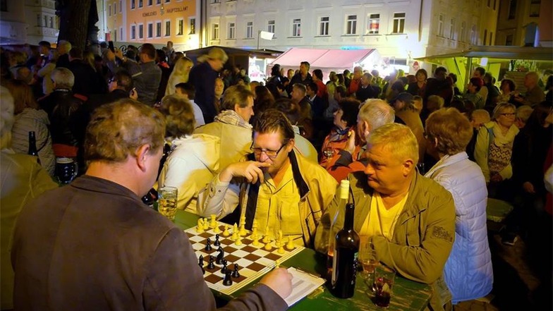 Auf dem Heinrichsplatz half Wein beim Überlegen des nächsten Schachzuges.