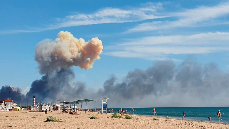 Am Strand von Saky auf der von Russland annektierten Krim steigt Rauch nach einer Explosion auf.