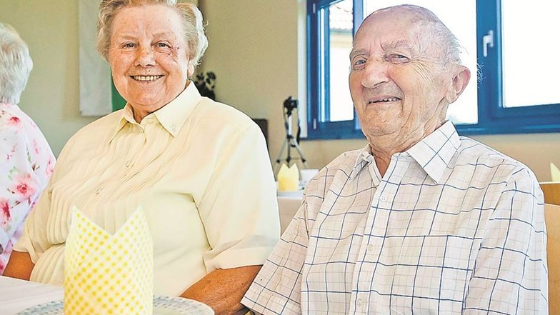 Beim Ehemaligen- treffen im BSZ Kamenz waren auch Manfred und Liselotte Neef zu Gast. Beide haben hier 1953 als Lehrer angefangen, sie für fünf Jahre, ihr Mann sogar bis 1989. Zuletzt war er an der Kreis-Landwirtschaftsschule tätig.
