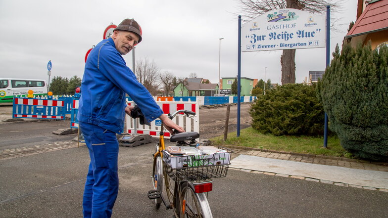 Aufs Fahrrad umgestiegen ist Peter Mattusch. Er holt für sich und Kollegen bei Lausitz Elaste das Mittagessen von Stefanie Röhle.