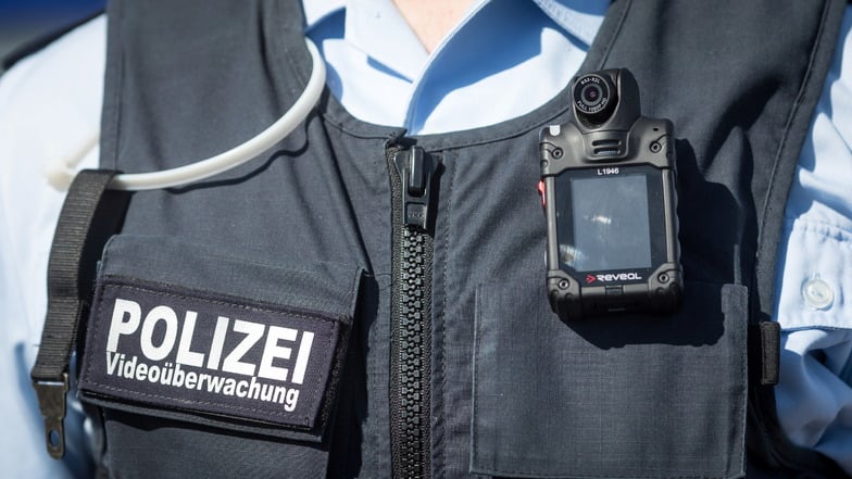 Bodycams kommen bei Polizeieinsätzen mittlerweile öfter zum Einsatz - so auch im Oktober 2023, als ein Riesaer mehrere Polizisten beleidigte.