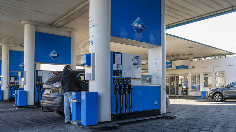 Wegen der geschlossenen Grenzen nach Polen und Tschechien müssen viele Kraftfahrer jetzt bei den deutschen Tankstellen Sprit kaufen.
