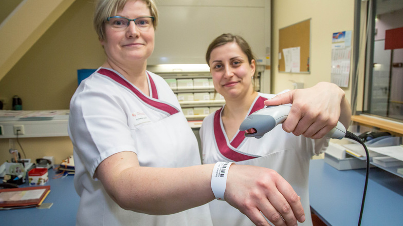 Die Krankenschwestern Daniela Weise und Steffi Moritz probieren schon mal aus, was für die Patienten im Rothenburger Orthopädiezentrum in Kürze mehr Sicherheit bringen soll: das individuelle Armband, mit dem schnell alle Daten verfügbar sind.
