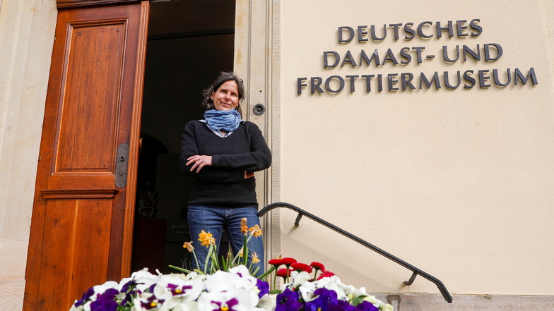Hereinspaziert: Das Deutsche Damast- und Frottiermuseum in Großschönau ist wieder geöffnet. Evelyn Schweynoch, die neue Leiterin, kann eine komplett neu gestaltete Dauerausstellung zeigen.