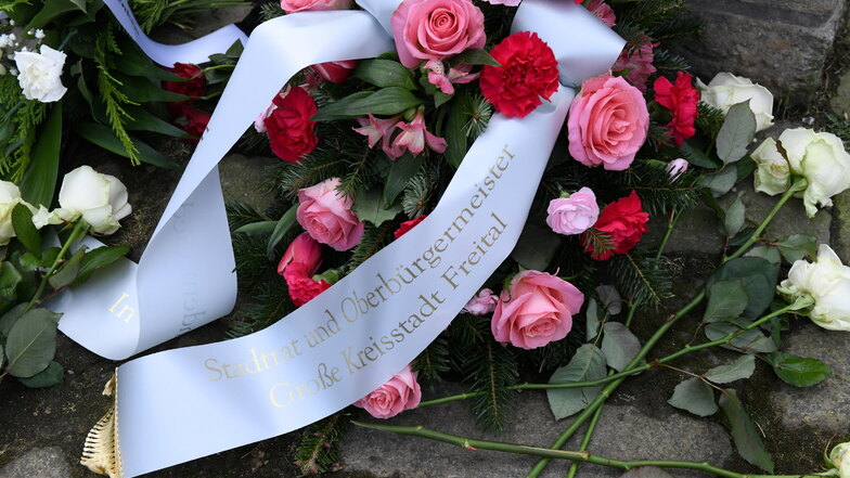 Oberbürgermeister Uwe Rumberg hatte nach der abgesagten Kranzniederlegung bereits am Sonnabendmorgen in aller Stille ein Blumengebinde am Mahnmal niedergelegt.