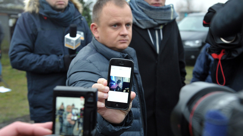 Der polnische Speditionsbesitzer Ariel Zurawski zeigt 2016 Journalisten ein Foto seines Cousins auf seinem Handy, das nur wenige Stunden vor dessen Tod aufgenommen worden sein soll.