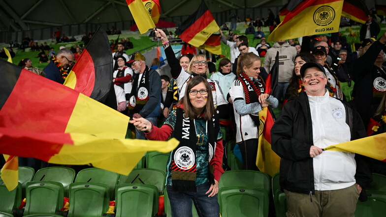 Deutsche Fans bringen sich vor Spielbeginn in Stimmung.