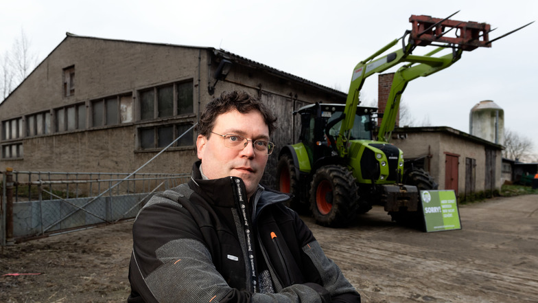 Landwirt Christian Ahrens steht in Schmiedefeld vor dem Traktor, mit dem er in Berlin war, um mit Tausenden anderen Bauern gegen die Agrarpolitik der Bundesregierung zu protestieren.