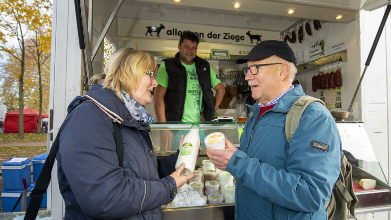 Verbraucherschützerin Birgit Brendel checkt auf einem Wochenmarkt in Dresden eine Ziegenmilch von Familie Schuhmann aus Taubenheim bei Meißen. Testkäufer Hans-Wolfgang Mögel ist am Stand Stammkunde.