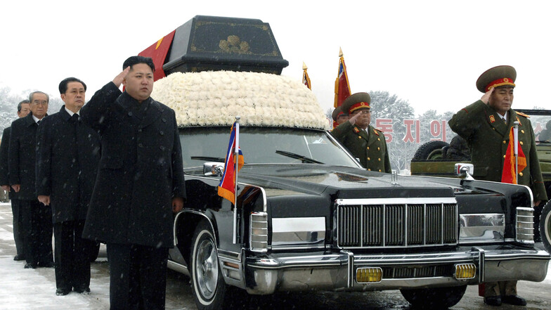 Kim Jong Un (vorne links) salutiert neben dem Leichenwagen mit dem sterblichen Überresten seines verstorbenen Vaters und des nordkoreanischen Führers Kim Jong Il während des Trauerzuges in Pjöngjang am 28. Dezember 2011.